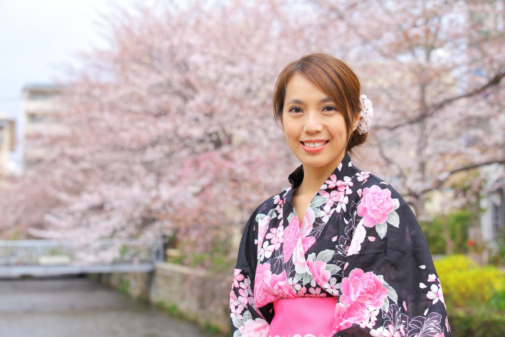 femme au japon cerisiers en fleur