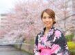 femme au japon cerisiers en fleur