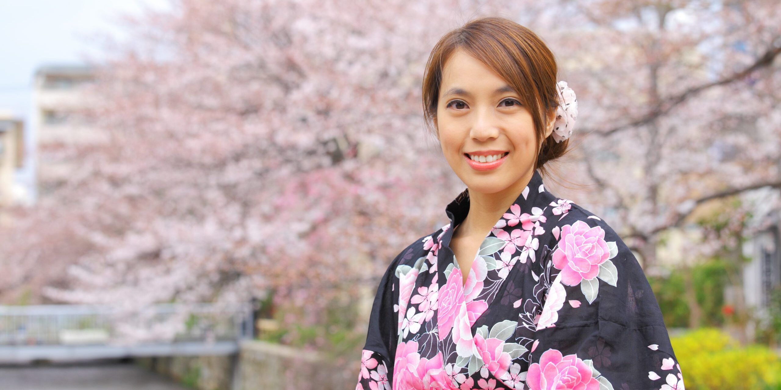 femme au japon cerisiers en fleur